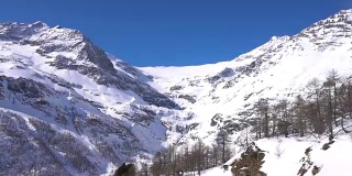冬季阿尔卑斯山景观从红色火车贝尔尼纳铁路