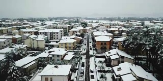 意大利城市鸟瞰图上的雪