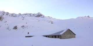 冬季阿尔卑斯山景观从红色火车贝尔尼纳铁路