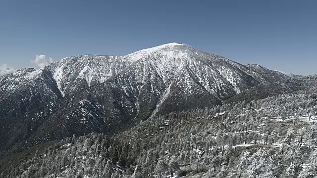 山上积雪的航拍镜头