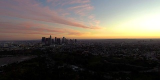 黄昏时分，一架无人机在洛杉矶上空盘旋