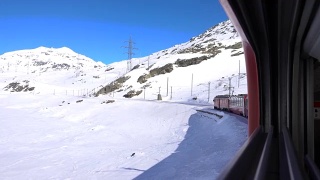 红色火车在伯里纳山口冬季视频素材模板下载