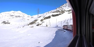 红色火车在伯里纳山口冬季
