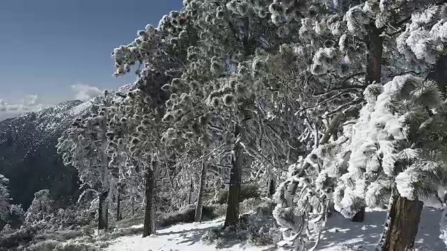 山上积雪的航拍镜头