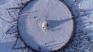 俄罗斯传统节日Maslenitsa庆祝期间，人们围观焚烧假人。镜头。鸟瞰图视频素材模板下载