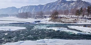 冬季，阿尔泰河的急流被冰雪覆盖