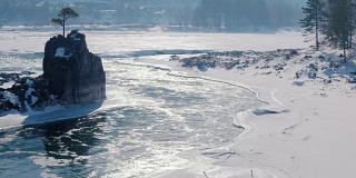 阿勒泰河上的松树在岩石上的视频——冬天的岩石叫做龙牙，龙冠，或萨塔帕箭