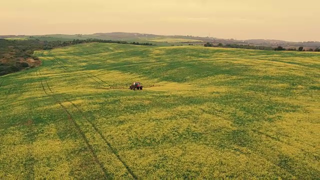 农业拖拉机喷洒夏季作物麦田