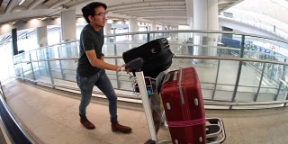 一名男子正在推行李车，办理机场登机手续
