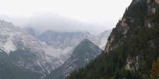 壮丽的意大利阿尔卑斯山和山上清澈的湖水。山川自然全景。意大利的山湖