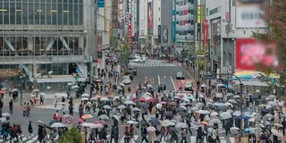 时间流逝——东京，新宿人群穿过街道