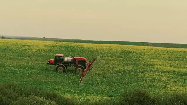 天线。拖拉机田间喷油菜籽展示视频