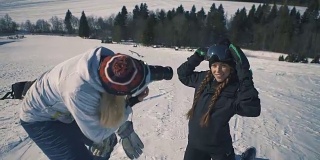 滑雪板或滑雪者和摄影师使照片会议在滑雪胜地中景