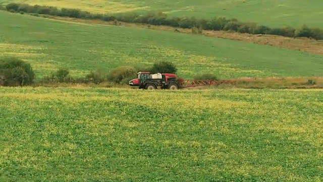 农用拖拉机给秋季农田喷洒农药