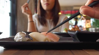 吃寿司的观点视频素材模板下载