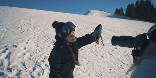 滑雪板或滑雪者和摄影师使照片会议在滑雪胜地中景