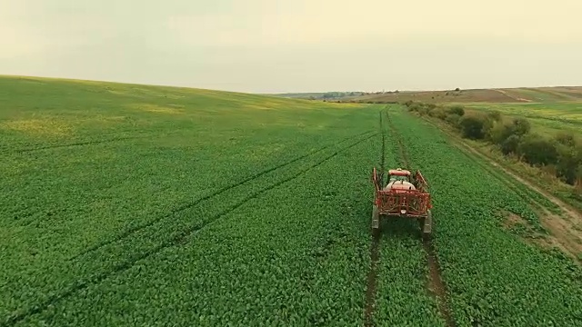 天线。拖拉机在农业领域喷洒杀虫剂、除草剂和化学药品