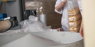在意大利面粉厂包装生通心粉的工人