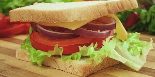 用番茄、火腿、蝴蝶结、奶酪和沙拉制作三明治的定格视频