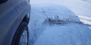 带有雪地车轮和冬季轮胎的Suv在雪地上行驶，近景
