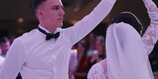 新娘和新郎跳第一支婚礼舞