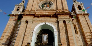 墨西哥巴亚尔塔港瓜达卢佩圣母教堂的倾斜