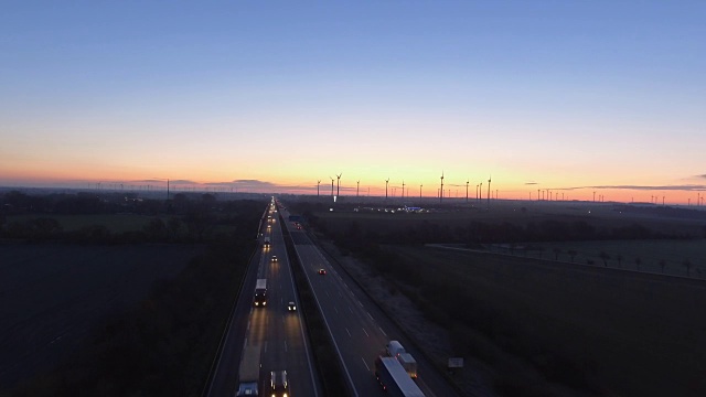 农村公路交通，风力涡轮机，和早晨地平线从鸟瞰视角