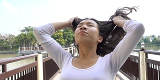 慢动作的亚洲女人与头发的运动。