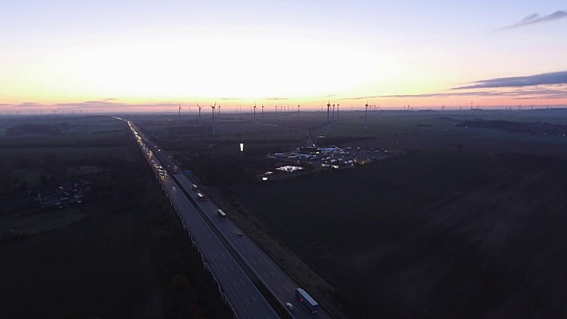 农村公路交通，风力涡轮机，和早晨地平线从鸟瞰视角