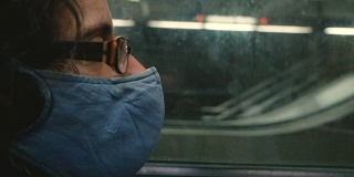 一名戴着呼吸面罩的男子到达地铁站