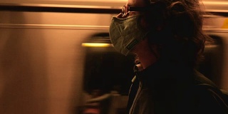 一名戴着呼吸面罩的男子在行驶的地铁列车经过时