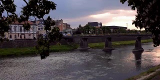 桥在城市的水上。小镇河上的人行天桥