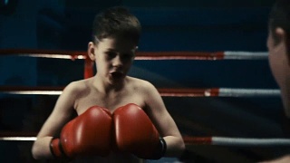 男人和男孩一起练拳击视频素材模板下载
