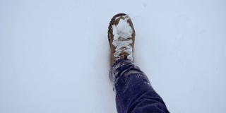 冬天。双腿在雪地里行走