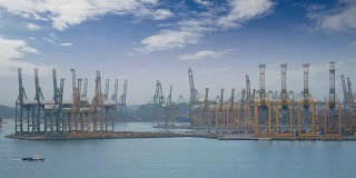 4 k。新加坡海运港口，货船在海上缓慢航行，背景是许多集装箱和黄色的起重机