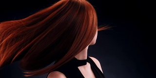 漂亮的红发女人甩着长发