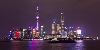 夜景时间的照明全景上海天际线。陆家嘴金融区和黄浦江。从外滩堤岸看。中国