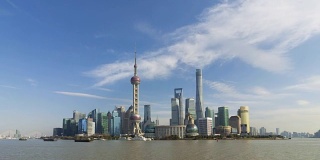 阳光明媚蓝天下的上海城市全景图。陆家嘴金融区和黄浦江。中国
