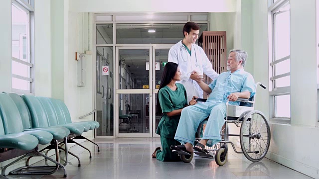 医务人员和医生与轮椅上的病人聊天。