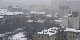 城市里降雪的慢动作。冬天好背景。冬天