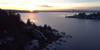 贝尔维尤美国湖概述西向西雅图城市景观日落照明