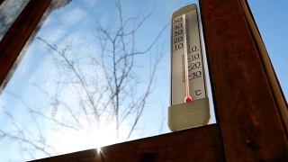 温度计在太阳的背景下。美丽的阳光。零度以上的温度视频素材模板下载