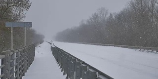 轨道道路，汽车骑冬天是非常沉重的户外雪暴风雪暴风雪俄罗斯