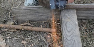 用角磨机切割生锈的旧铁管