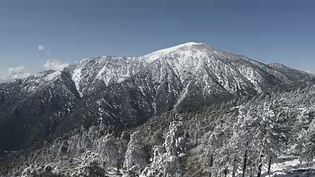 无人机拍摄的雪山