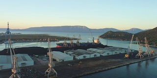 克罗地亚工业码头的起重机，建筑和集装箱船，WS无人机视角