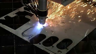 工业机器人激光切割机切割金属零件具有很高的精度。金属加工数控铣床。现代金属切削加工技术。视频素材模板下载