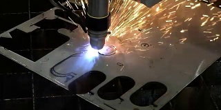 工业机器人激光切割机切割金属零件具有很高的精度。金属加工数控铣床。现代金属切削加工技术。