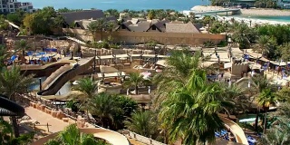 朱美拉海滩酒店附近的Burj al Arab。野生河道水上公园，在酒店的领土上