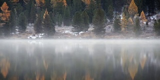 深秋，阿尔泰山脉下的多恩斯科湖上空雾气弥漫